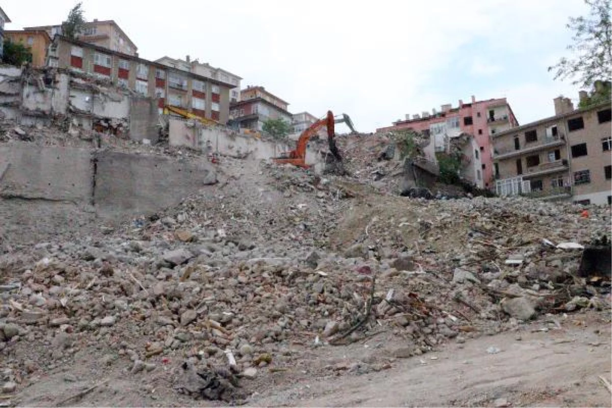 Ankara\'da 900 kişinin evsiz kaldığı mahallede 7 bina daha yıkıldı
