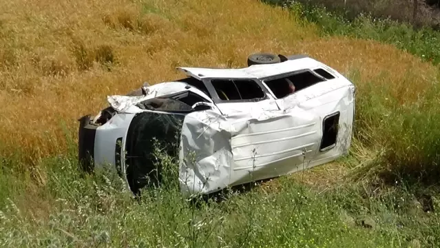 Askerleri taşıyan minibüs devrildi: 3 yaralı Askerleri taşıyan minibüs devrildi: 3 yaralı