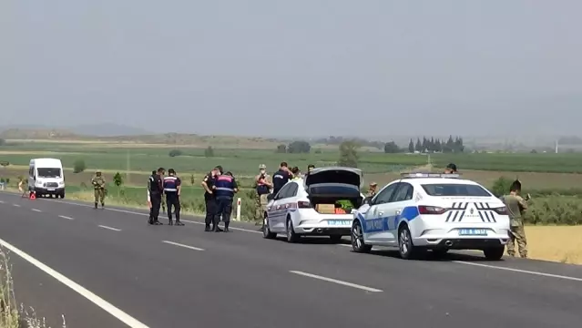 Askerleri taşıyan minibüs devrildi: 3 yaralı Askerleri taşıyan minibüs devrildi: 3 yaralı