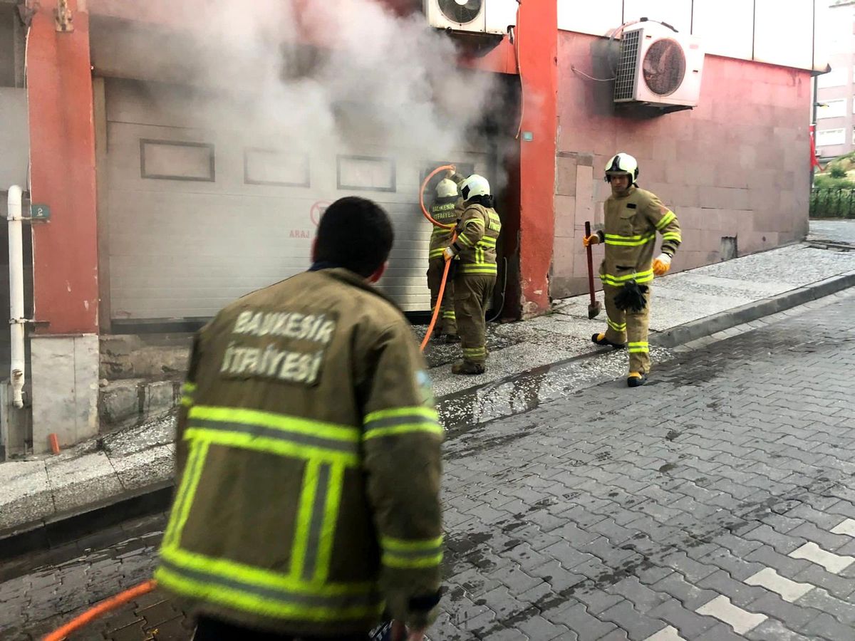 Balıkesir\'de kargo deposunda yangın