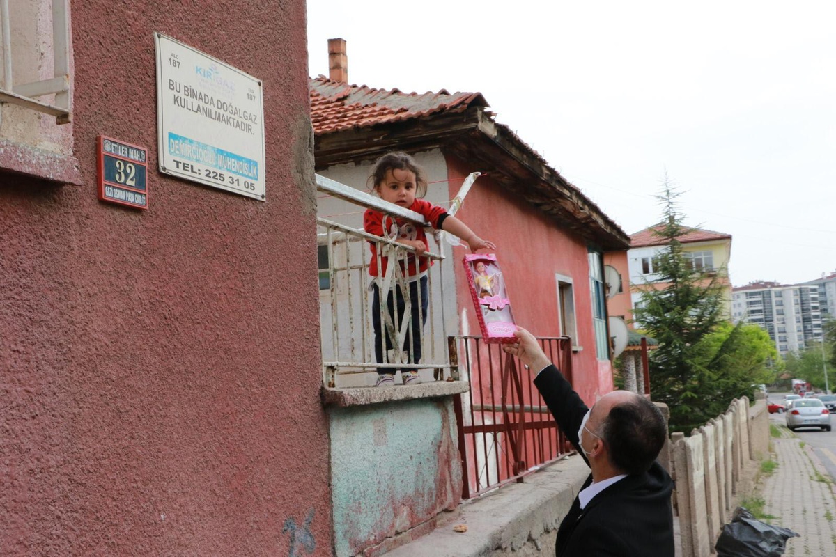 Başkan Saygılı çocuklarla yakından ilgileniyor