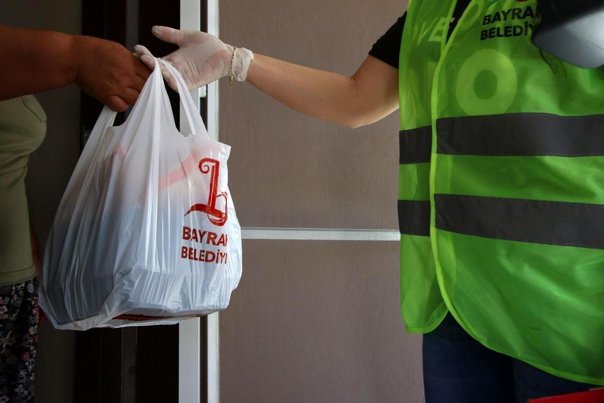 Bayraklı\'da Ramazan ayı dayanışması sürüyor