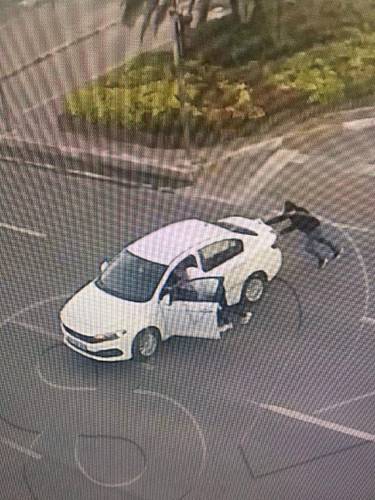 Beyoğlu\'nda lüks otomobillerin gösterge panellerini çalan hırsızlar yakalandı