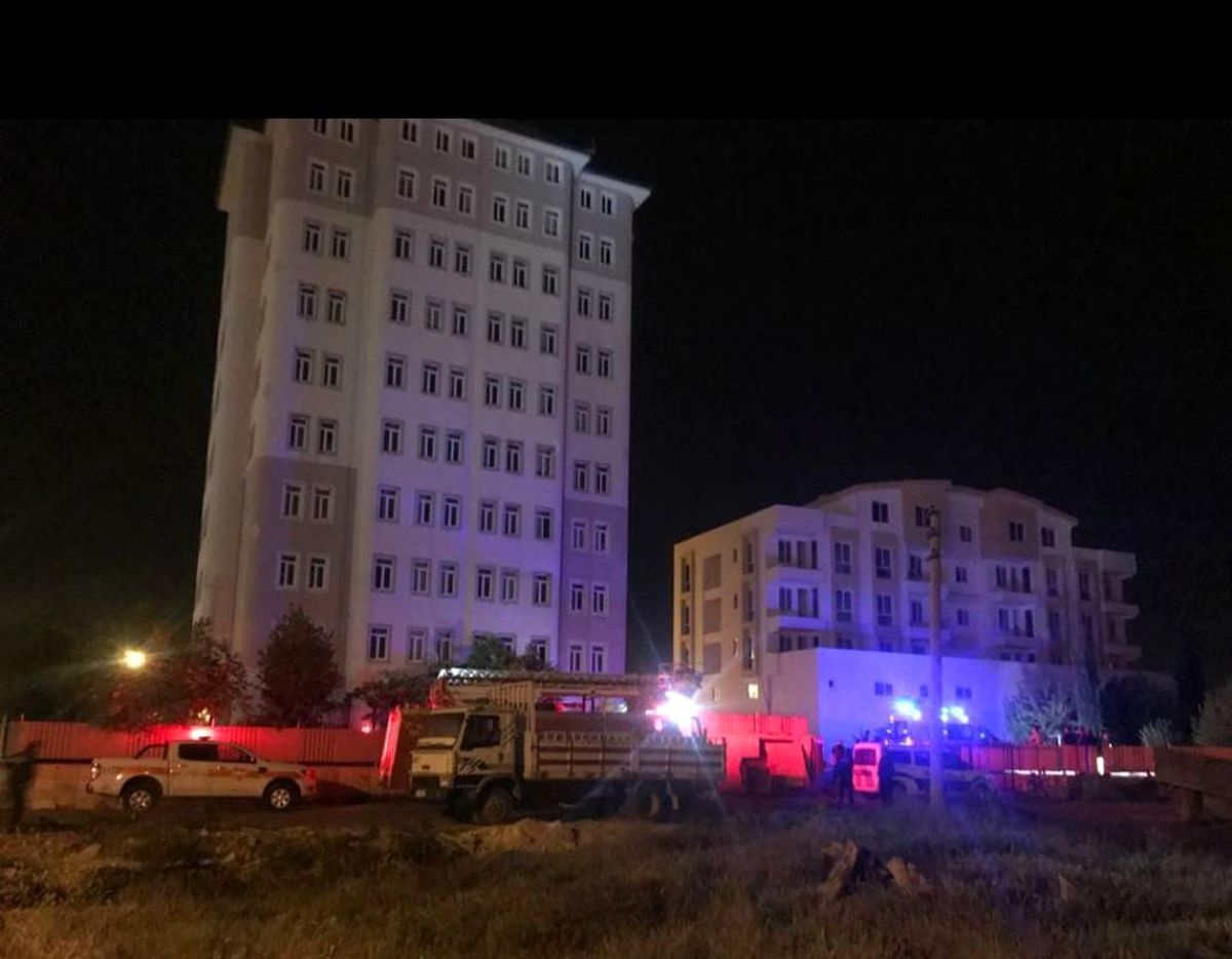 Burdur\'da 10 katlı binanın çatısında intihar girişimi