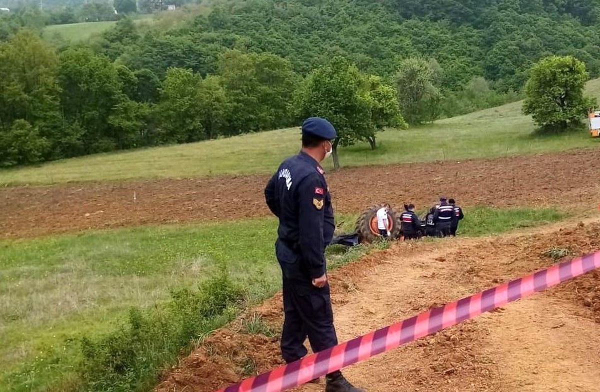 Bursa\'da traktörünün altında kalan çiftçi hayatını kaybetti