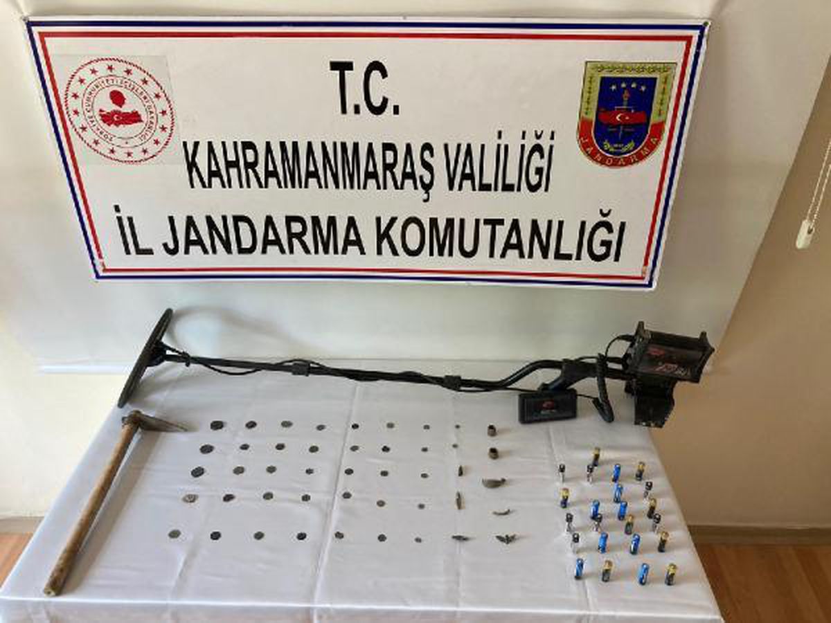 Dedektörle hazine ararken 45 tarihi eserle yakalandı