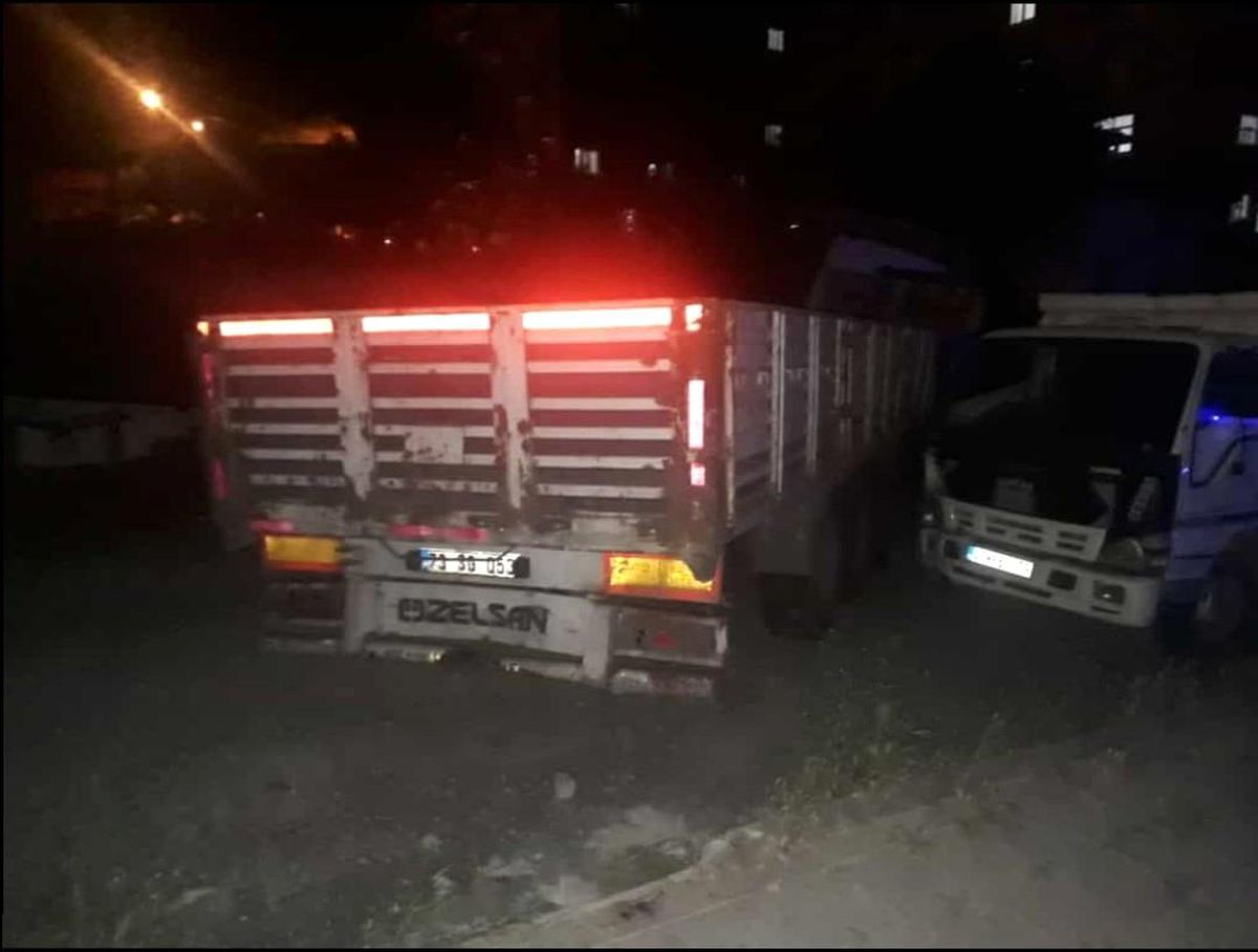 Derik\'te tır park halindeki araca çarptı