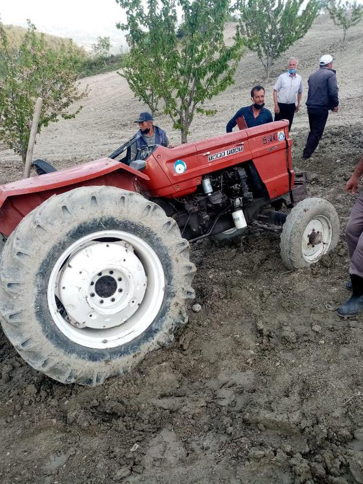 Devrilen traktörün altında kalan çiftçi ağır yaralandı