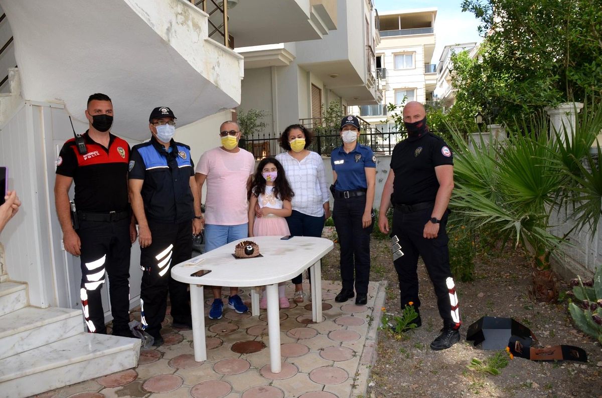 Son dakika haberi | Didim\'de polislerden sürpriz doğum günü