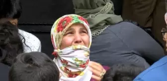 Esenyurt'ta 4 katlı binanın çatısı yandı; alevleri gözyaşları içinde izledi