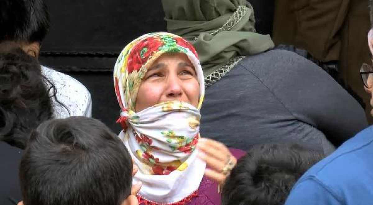 Esenyurt\'ta 4 katlı binanın çatısı yandı; alevleri gözyaşları içinde izledi