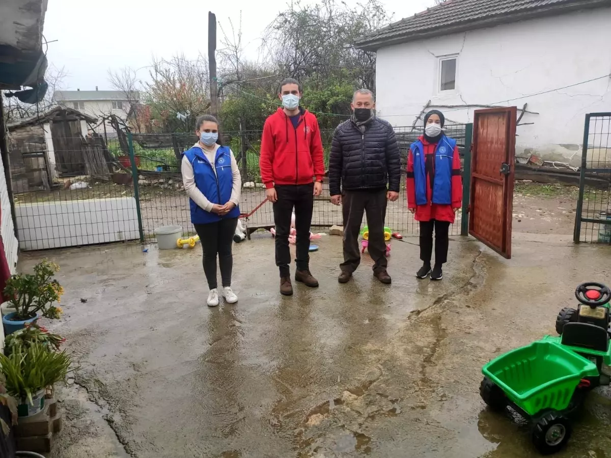 Gençlerden yoksul evlere erzak yardımı