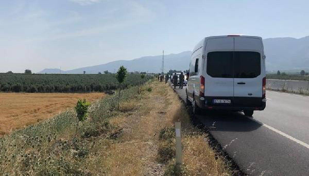 Hatay\'da minibüs, şarampole devrildi: 3 asker yaralı
