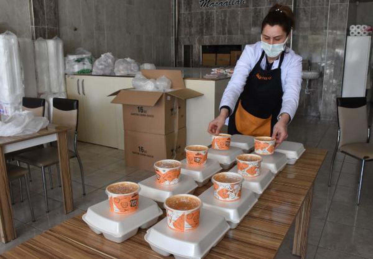 İş insanlarından 700 aileye iftar yemeği ve 160 bin liralık gıda kartı desteği