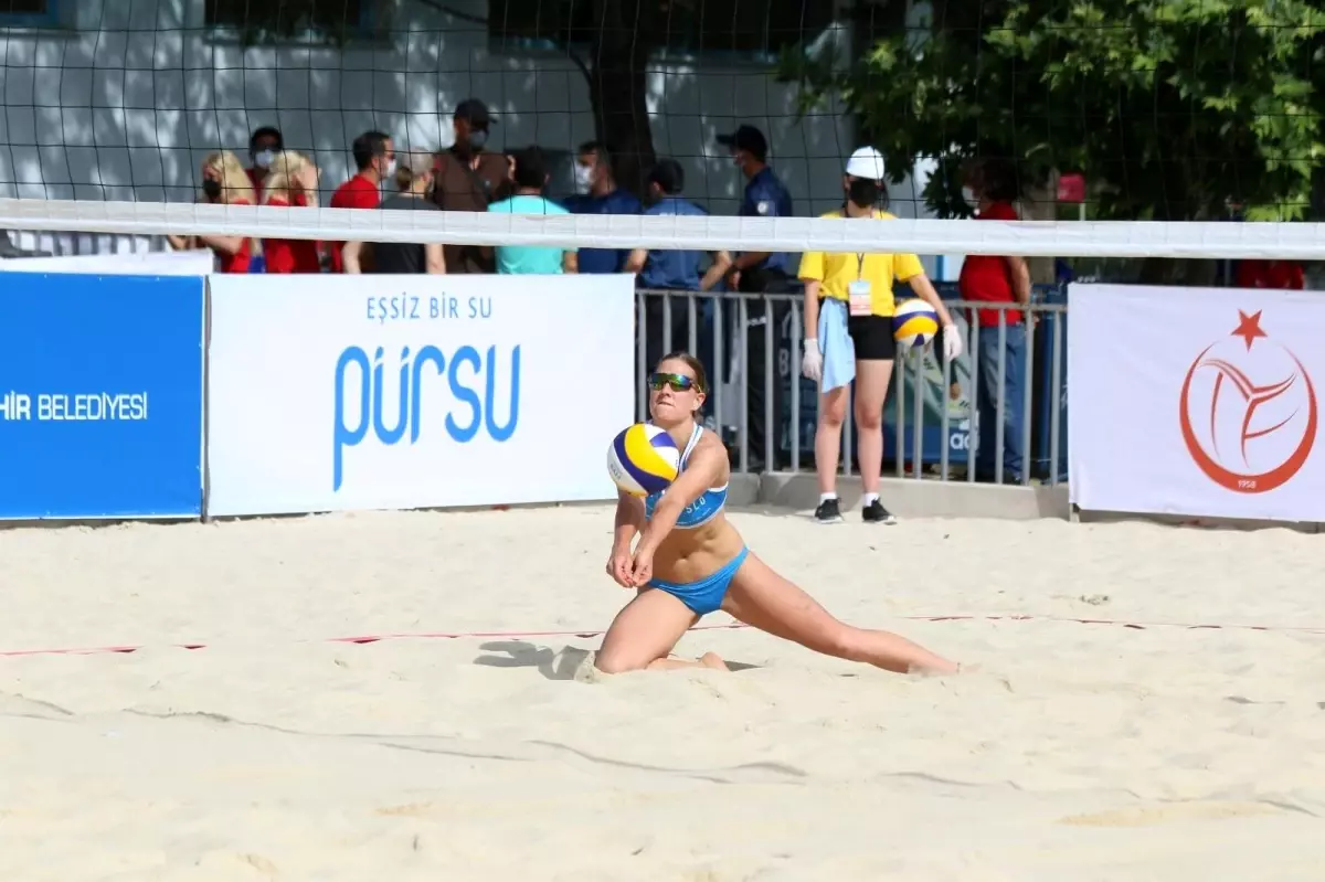 İzmir\'de plaj voleybolu heyecanı başladı