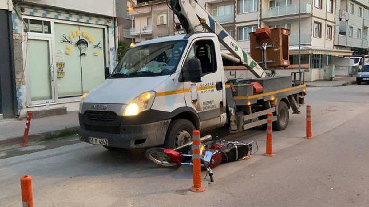 Kamyonetin altında sürüklenen motosiklet sürücüsü ağır yaralandı