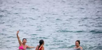 Kısıtlamadan muaf turistler sahilde