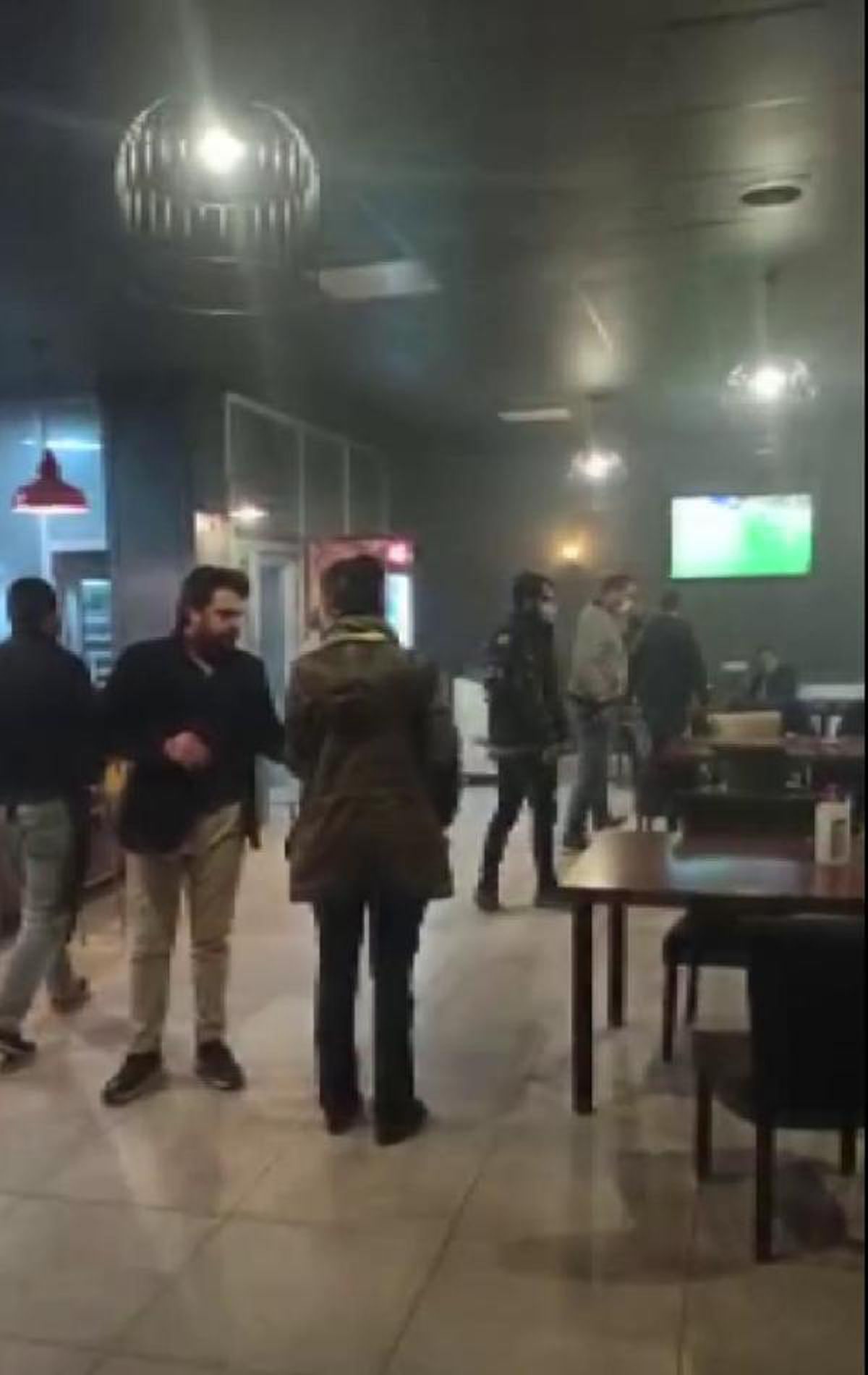 Kısıtlamalara rağmen 2 kafede oturan 28 kişiye 34 bin lira ceza