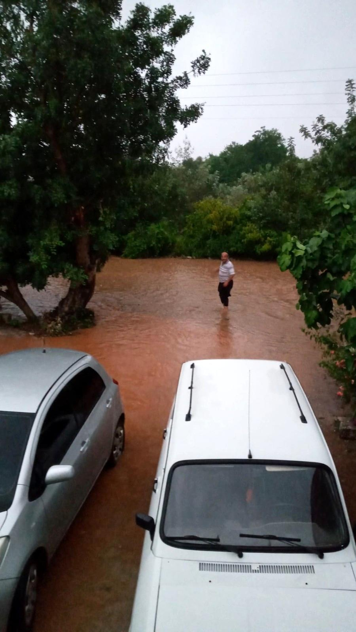 Son dakika... Komşusunu "Sele gidiyorsun, beri gel" diyerek uyardı