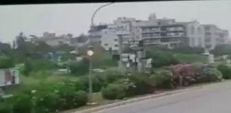 Kontrolden çıkan tırın devrilme anı güvenlik kamerasına yansıdı