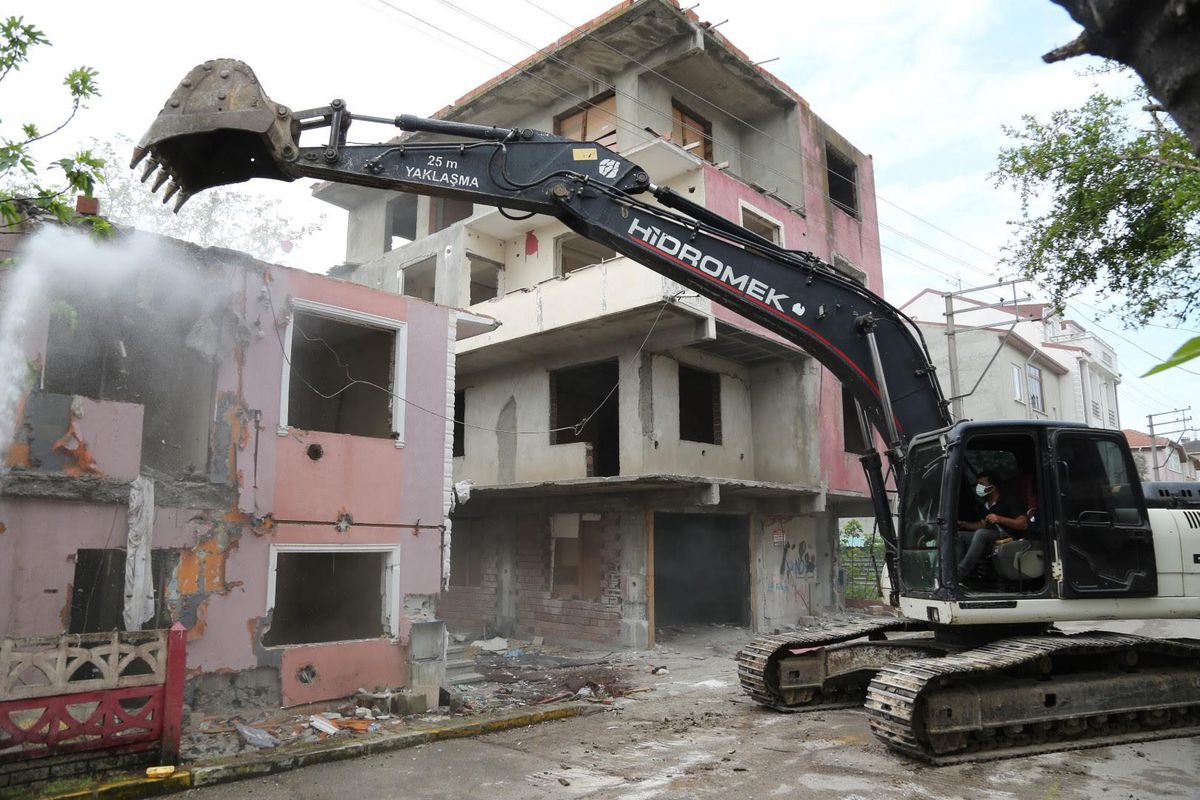 Körfez ilçesindeki hasarlı binalar yıkıldı