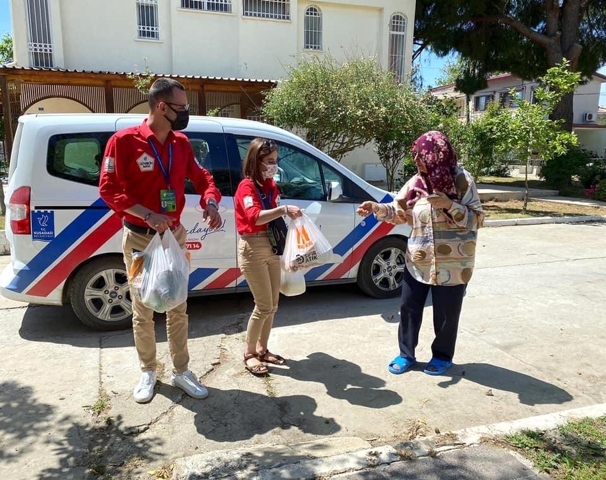 Kuşadası Belediyesi\'nden tam kapanmada dayanışma örneği