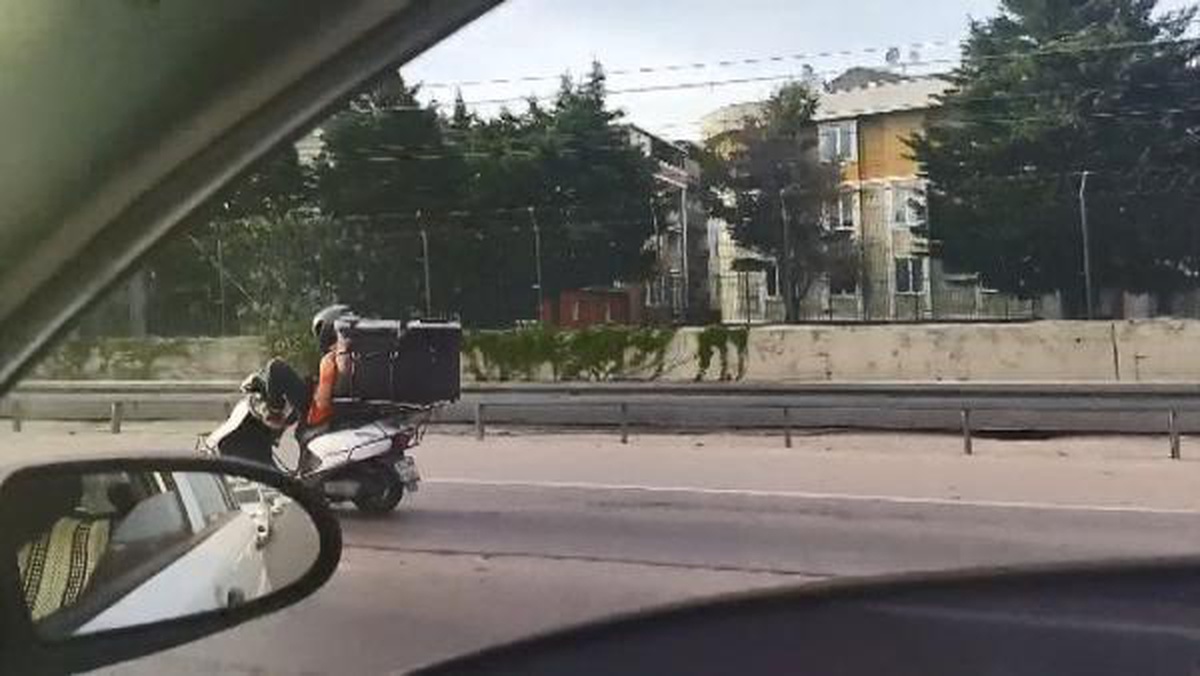 Motosikletli kuryeden tehlikeye davetiye