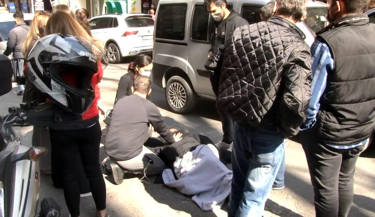 Nişantaşı\'nda motokuryenin çarptığı yayaya vatandaşlar yardım etti