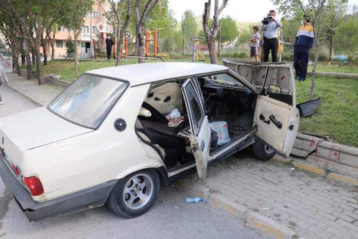 Son dakika... Otomobil, çocuk parkında beton bordüre çarptı; 3 kişi yaralandı