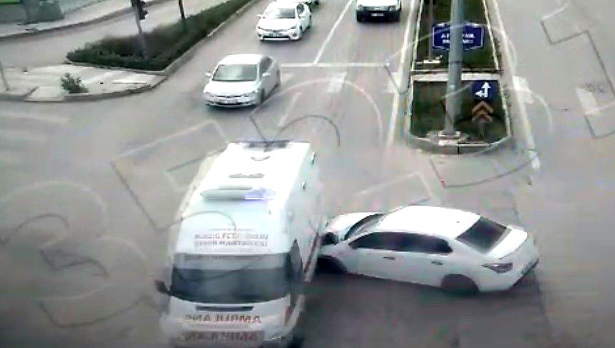 Otomobil, Covid temaslısı taşıyan ambulansa çarptı