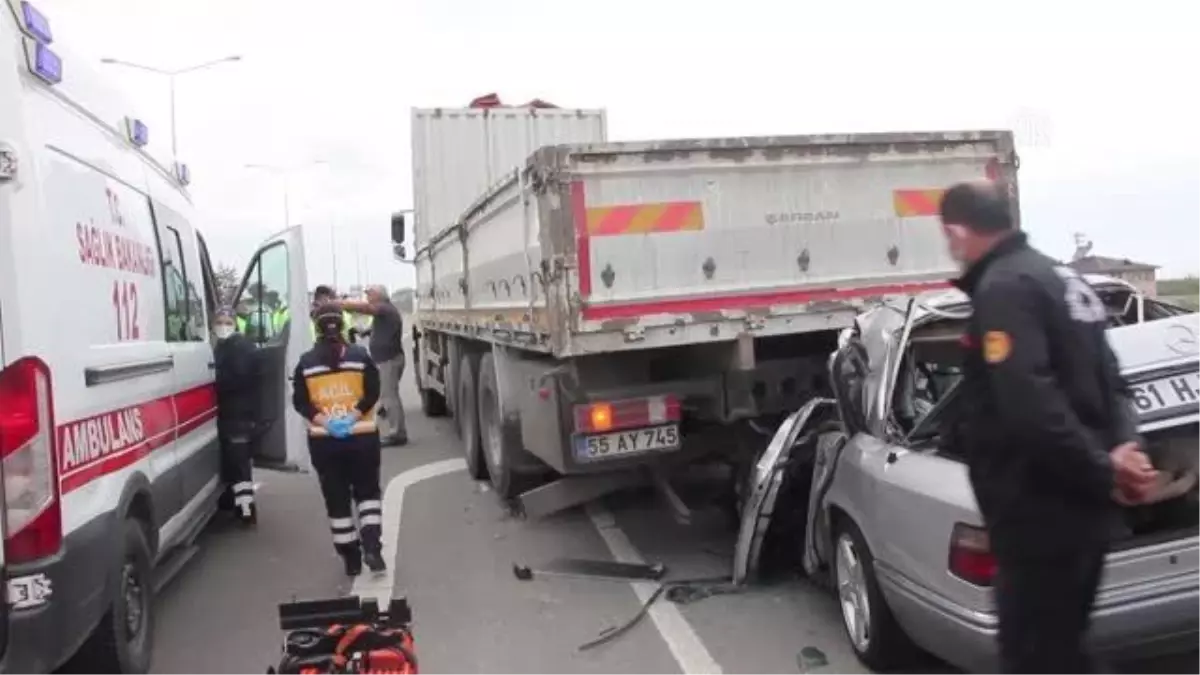 Park halindeki kamyona çarpan otomobilin sürücüsü hayatını kaybetti