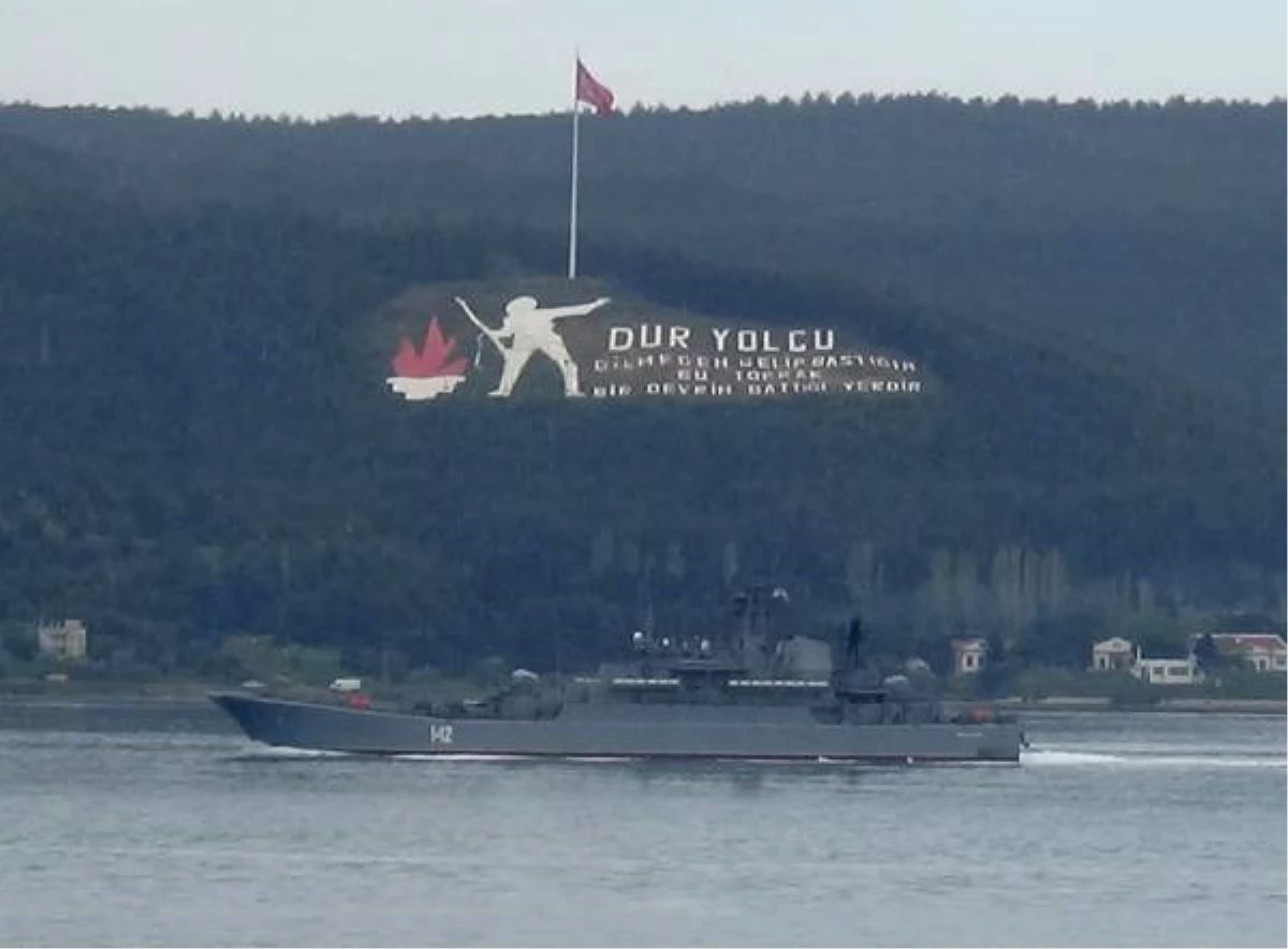 Rus savaş gemisi, \'Novocherkassk\' Çanakkale Boğazı\'ndan geçti