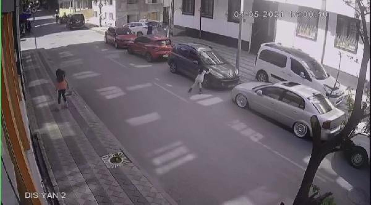 Son dakika: SULTANGAZİ\'DE PATENLİ ÇOCUK İTFAİYE ARACININ ALTINDA KALMAKTAN SON ANDA KURTULDU