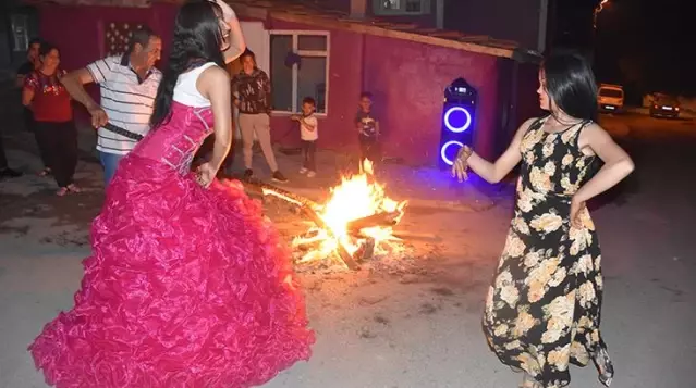 Tam kapanma gölgesinde Hıdrellez kutlamaları! Romanlar ateş yakıp gelinlik giyerek böyle göbek attı Tam kapanma gölgesinde Hıdrellez kutlamaları! Romanlar ateş yakıp gelinlik giyerek böyle göbek attı