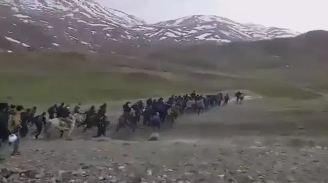 Türkiye sınırında kavimler göçü! Onlarca mültecinin yurda böyle giriş yaptığı iddia edildi Türkiye sınırında kavimler göçü! Onlarca mültecinin yurda böyle giriş yaptığı iddia edildi