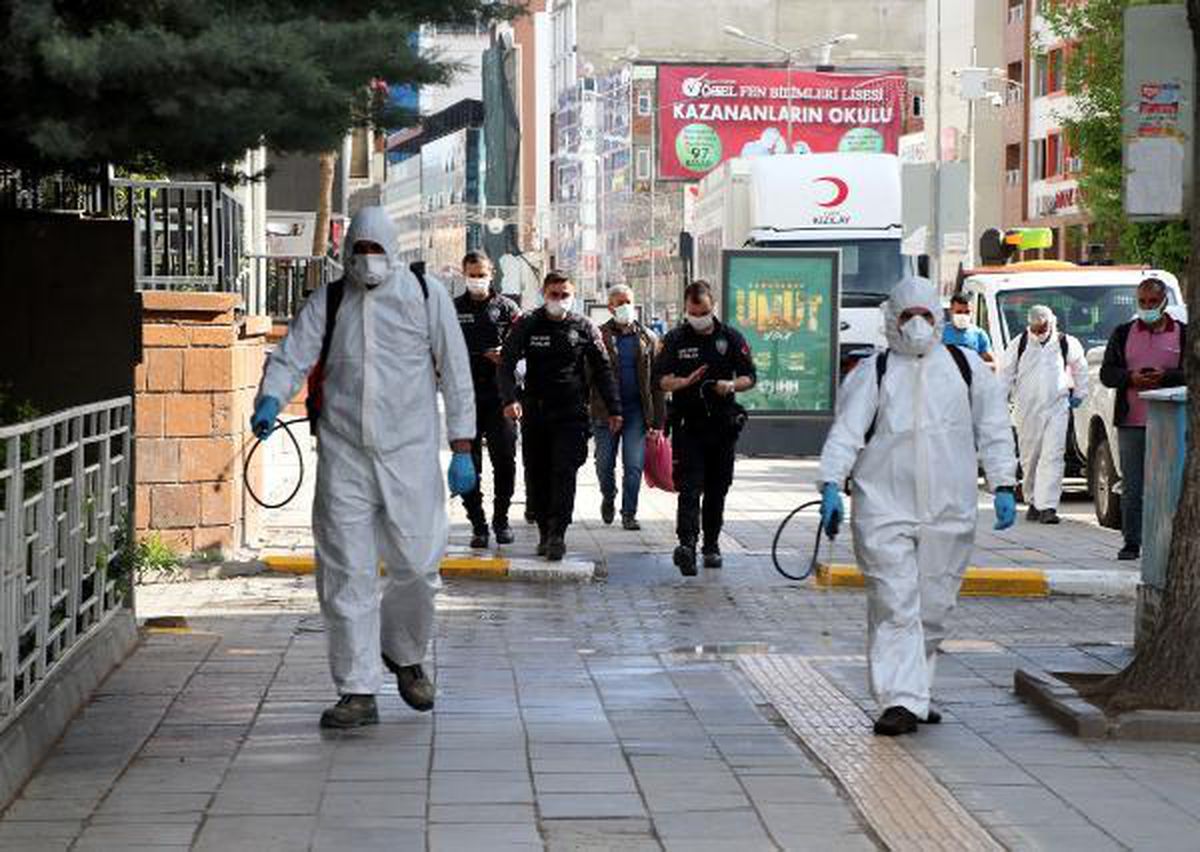 Van\'da tam kapanmada toplu yaşam alanları dezenfekte edildi