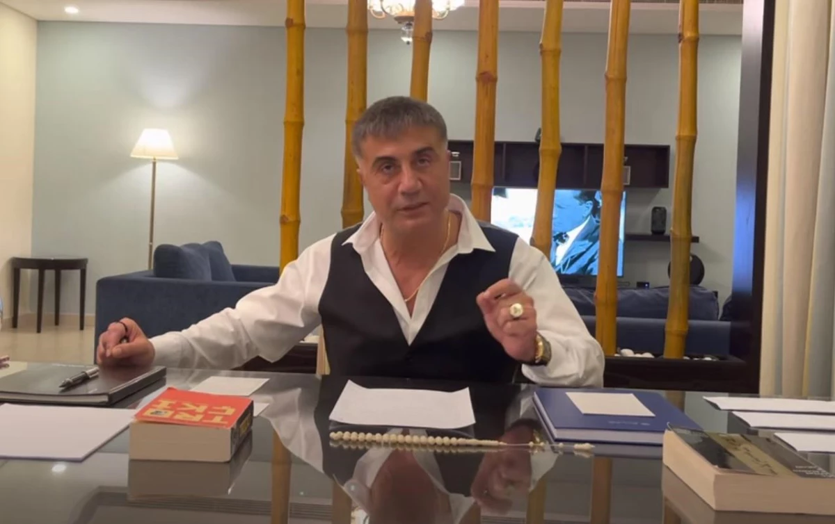 Yeni videosunu yayınladı! Sedat Peker masasına koyduğu kitaplarla mesaj vermeyi sürdürüyor