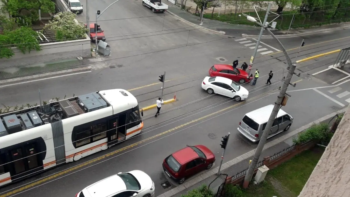 Yol ortasındaki direk sürekli kazaya sebep oluyor