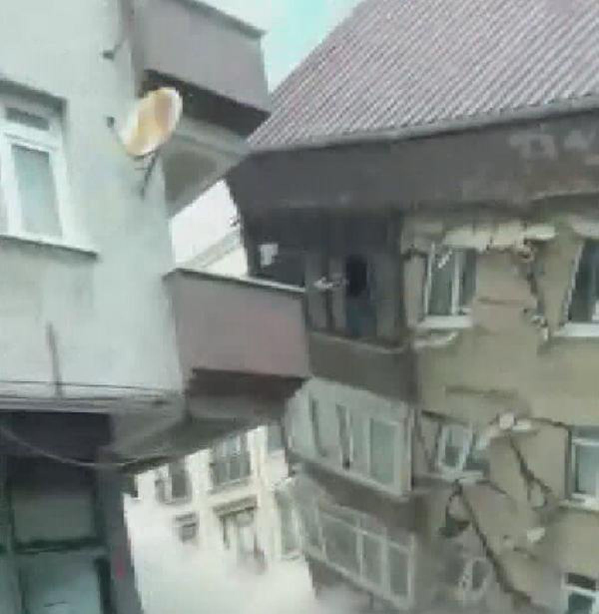 Zeytinburnu\'nda 5 katlı boş bina çöktü