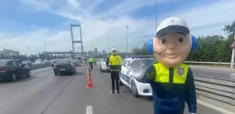 15 Temmuz Şehitler Köprüsü'nde sürücülere trafik haftası hediyesi
