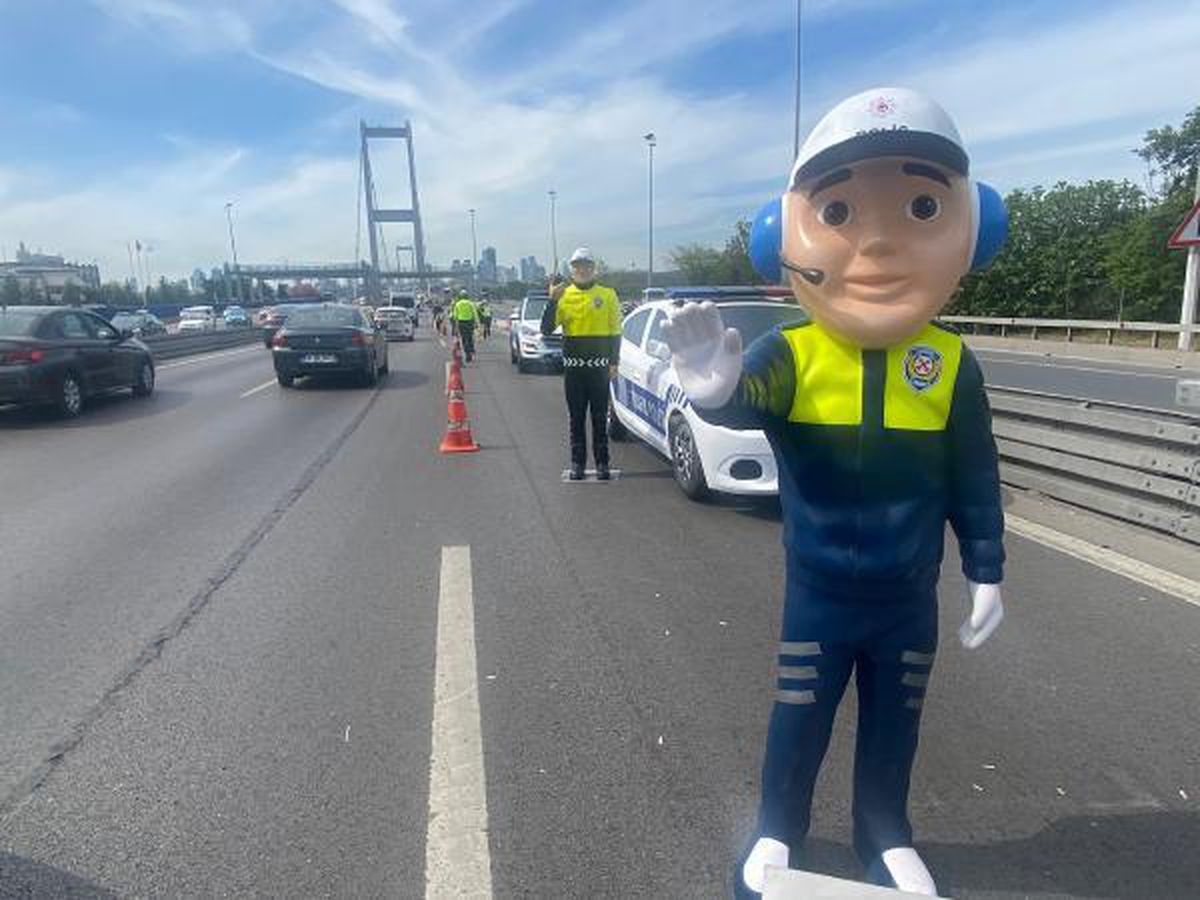 15 Temmuz Şehitler Köprüsü\'nde sürücülere trafik haftası hediyesi