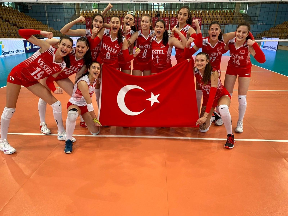 16 Yaş Altı Kız Voleybol Milli Takımı, Portekiz\'i mağlup etti