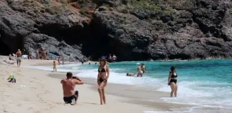 Alanya'da kısıtlamada turistler plajlara akın etti
