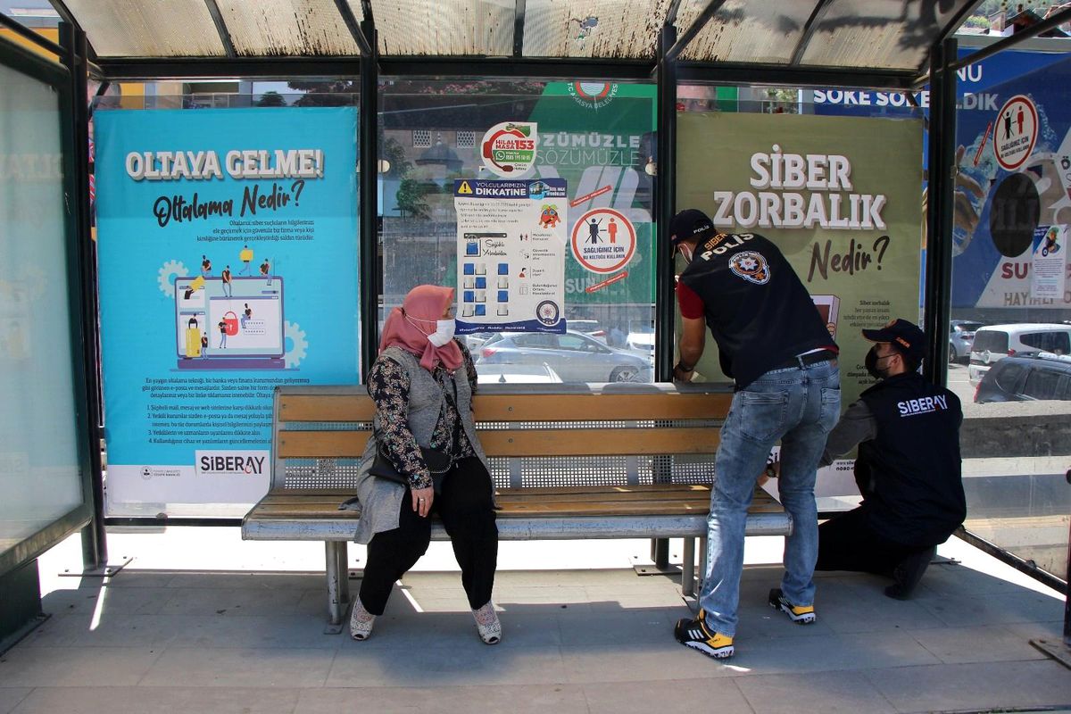 Amasya polisinden siber suçlarla mücadele için afişli bilgilendirme
