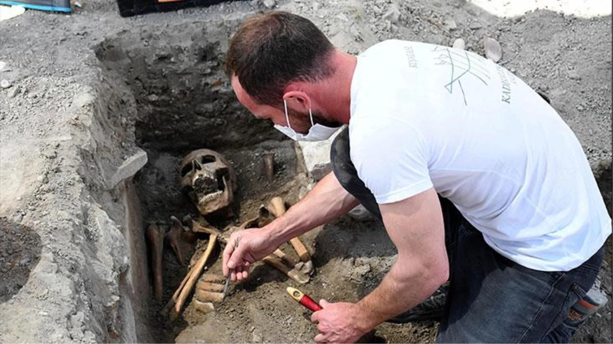 Arkeologlar Aydın\'da kazmayı vurdukça yenisi çıktı: 13. yüzyıldan kalma oldukları açıklandı