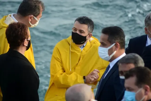 Bakan Pakdemirli Marmara Denizi'nde midye hasat etti Bakan Pakdemirli Marmara Denizi'nde midye hasat etti