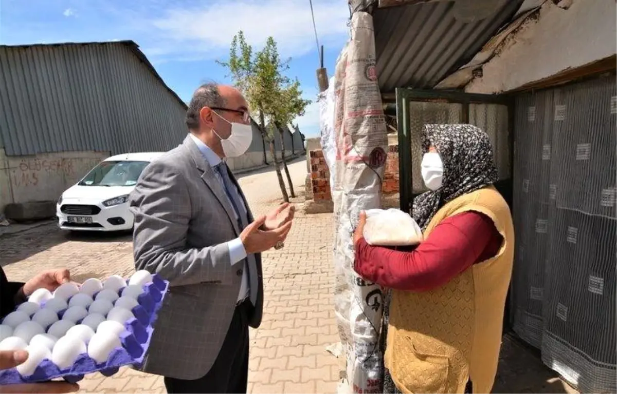 Başkan Çöl sıcak yemek dağıtımını bizzat kendisi yaptı