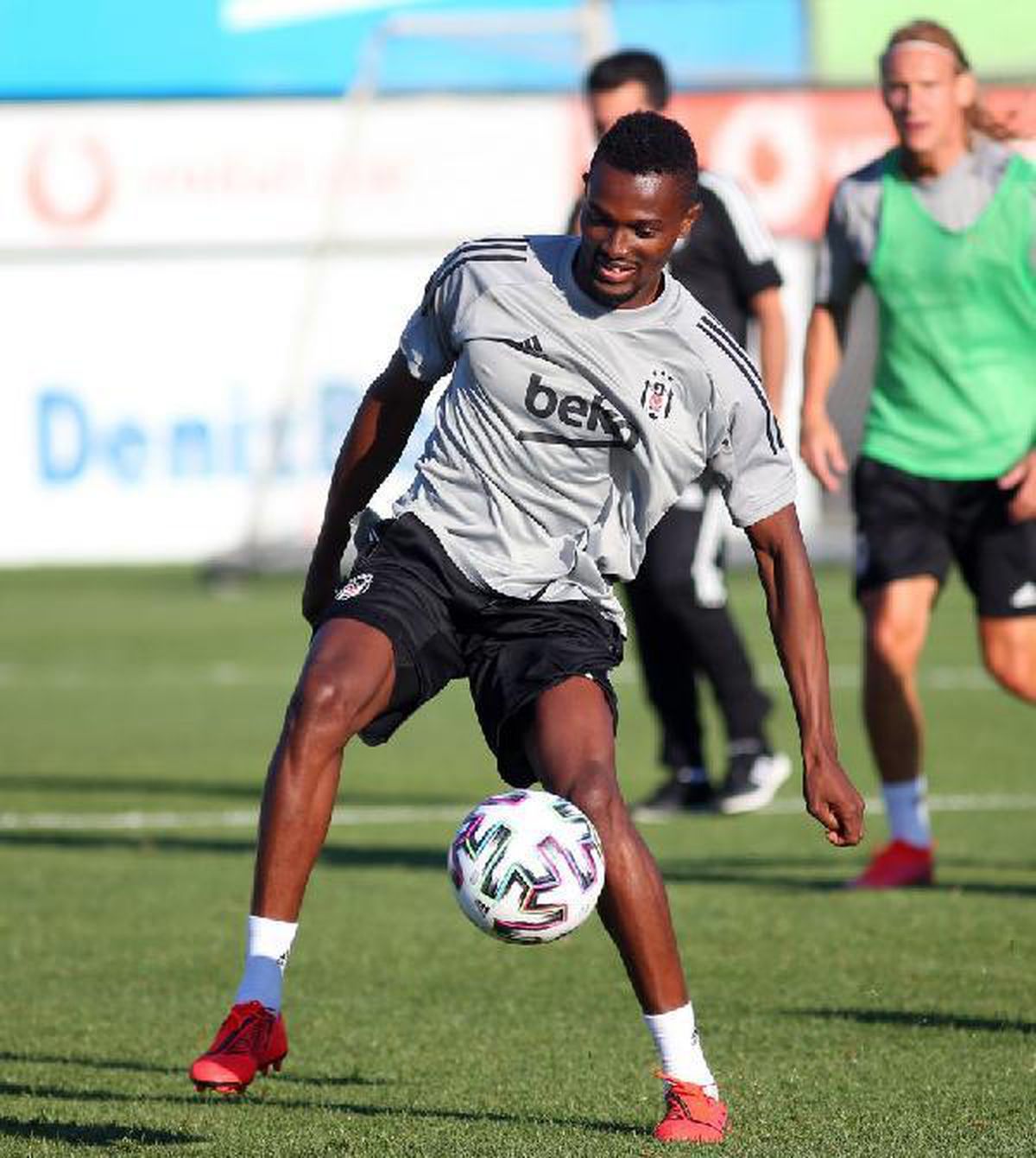 Mensah derbide yok