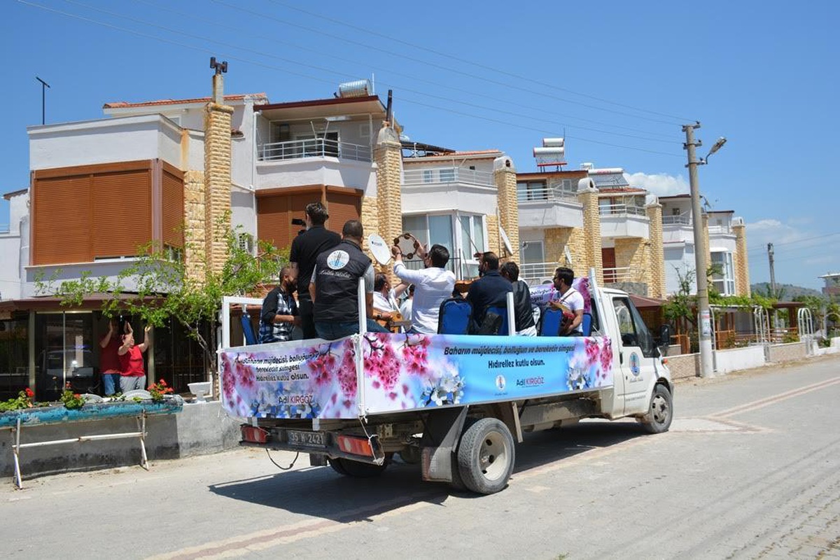 Dikili\'de Hıdırellez kutlamasında müzisyenler unutulmadı