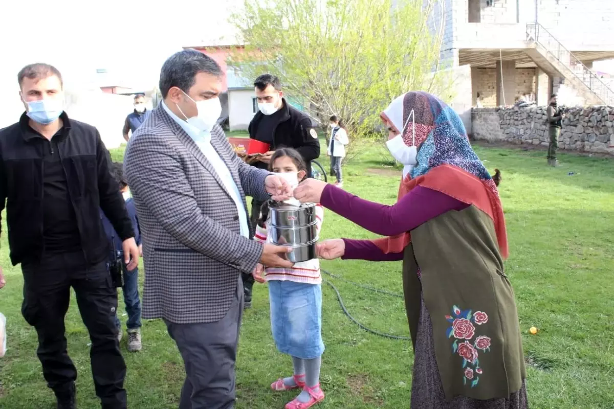 Diyadin\'de "Çatkapı" projesiyle iftar yemekleri vatandaşların evlerine ulaştırılıyor